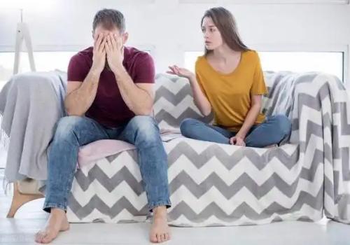 一方出轨离婚时能净身出户吗